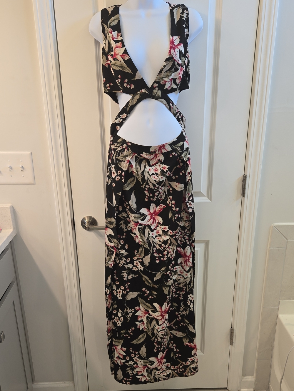 Windsor|Floral Cutout Maxi Dress in Black and Pink|Large